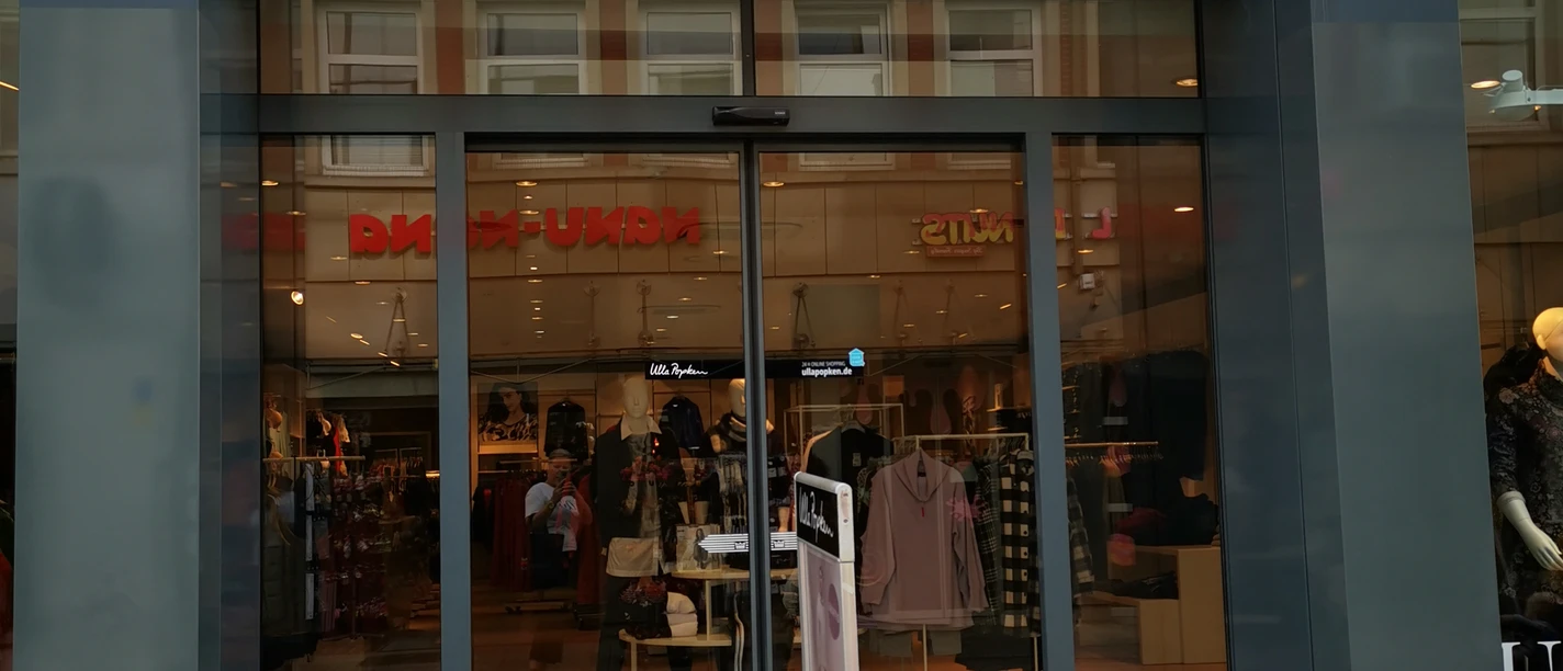 Ulla Popken.jpg Das Bild zeigt den Eingangsbereich des Geschäftes.