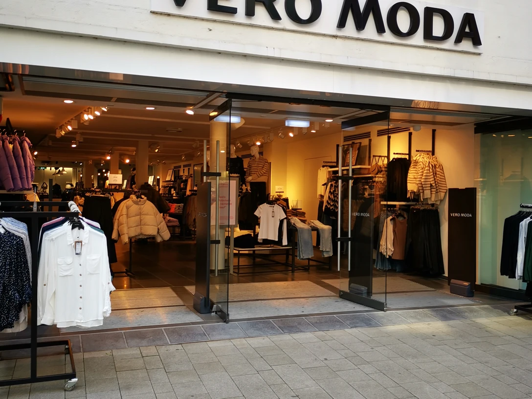 Minden - Vero Moda.jpg Das Bild zeigt den Eingangsbereich des Geschäftes.