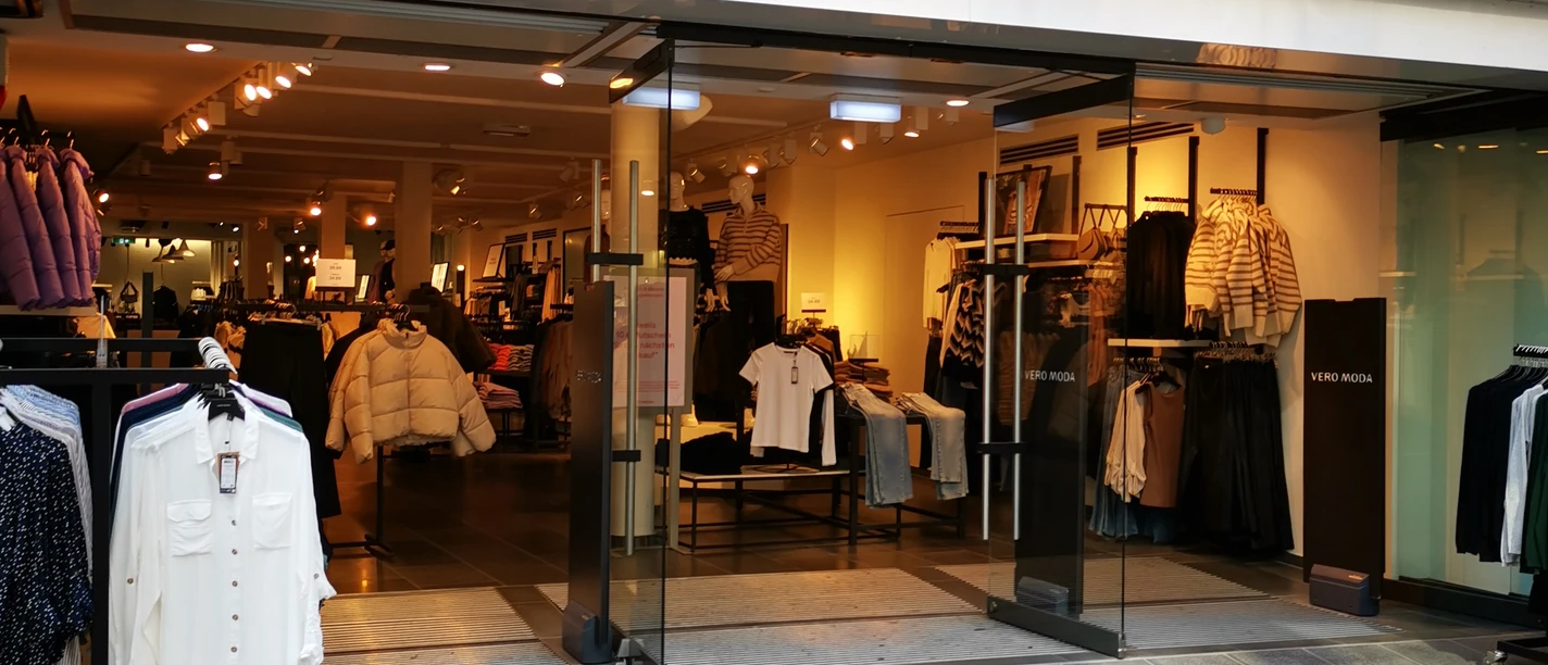Minden - Vero Moda.jpg Das Bild zeigt den Eingangsbereich des Geschäftes.