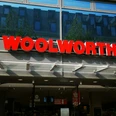 Woolworth.jpg Das Bild zeigt das Schild "Woolworth" über dem Eingang des Geschäftes.