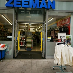 Das Bild zeigt den Eingangsbereich des Geschäftes Zeemann.