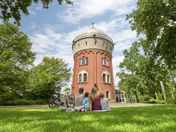 Camera Obscura, Mülheim an der Ruhr Familie entspannt auf einer Wiese vor dem runden Turm der Camera Obscura in Mülheim an der Ruhr.