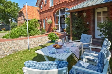 Gartenansicht mit Tisch und Stühlen