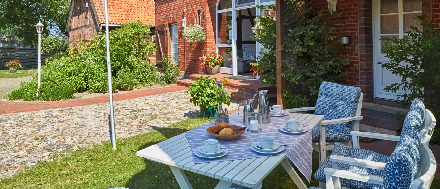 Gartenansicht mit Tisch und Stühlen