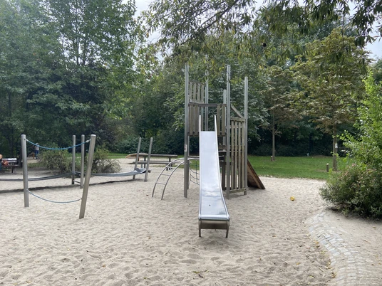 Spielplatz Oeserstrasse - Familienurlaub in Leipzig Spielplatz umgeben von Grün in ruhiger Lage im Stadtteil Schleußig