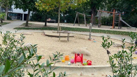 Dětské hřiště Karl-Heine-Platz - Rodinná dovolená v Lipsku Prostorné dětské hřiště s různými plochami na lezení, cákání a dovádění.