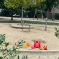 Spielplatz Karl-Heine-Platz - Familienurlaub in Leipzig Weitläufiger Spielplatz mit verschiedenen Bereichen zum Klettern, Matschen und Toben
