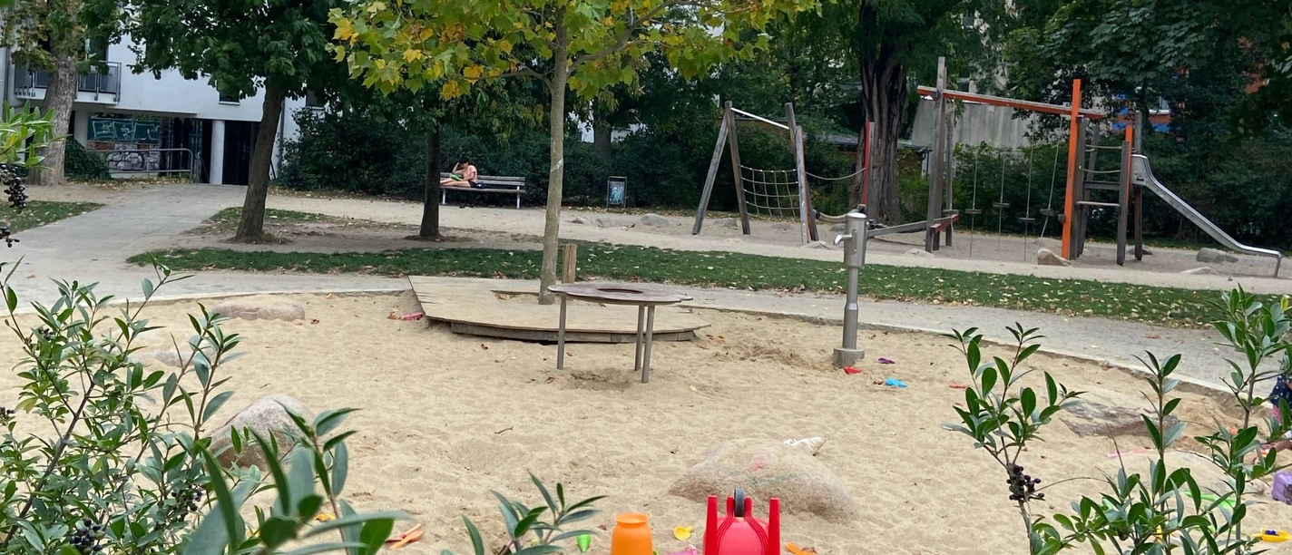 Spielplatz Karl-Heine-Platz - Familienurlaub in Leipzig Weitläufiger Spielplatz mit verschiedenen Bereichen zum Klettern, Matschen und Toben