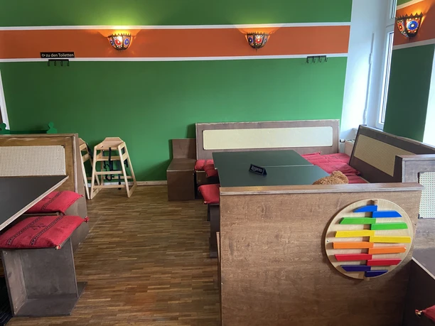 Hrací koutek v Bistru Maza Pita- Jídlo s dítětem v Lipsku Hrací koutek v bistru Maza Pita vybízí rodiny k posezení.