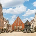 Kreis Lippe-Marktplatz Lemgo-Teutoburger-Wald-Tourismus-D-Ketz-142-CC-BY-SA.jpg Historische Altstadt mit Kopfsteinpflaster, umgeben von gotischen und modernen Gebäuden unter blauem Himmel.