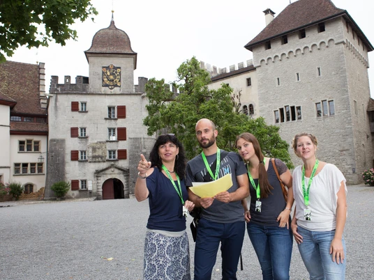 Lenzburg Schlosstrail im Schlosshof