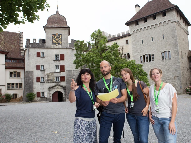 Lenzburg Schlosstrail im Schlosshof