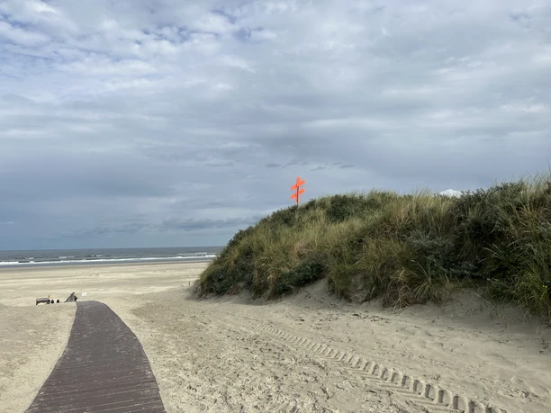 Strandabgang auf Juist - Tennisplätze.jpeg Strandabgang auf Juist - Tennisplätze
