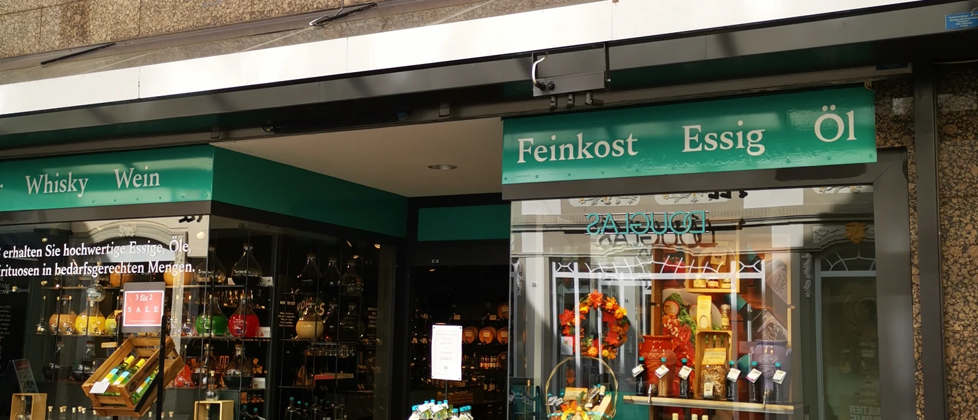 Das Bild zeigt den Eingangsbereich des Geschäfts "vomFASS"