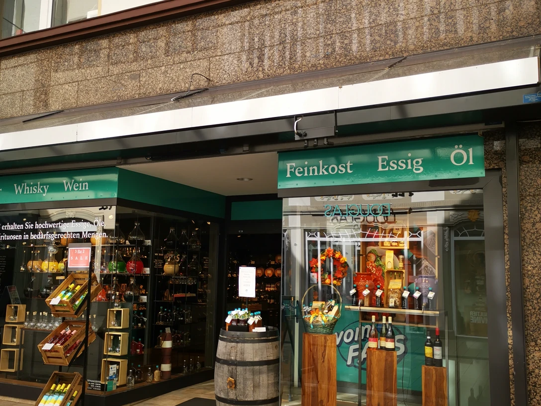 vomFASS.jpg Das Bild zeigt den Eingangsbereich des Geschäfts "vomFASS"