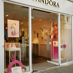 Das Bild zeigt den Eingangsbereich des Geschäfts Pandora