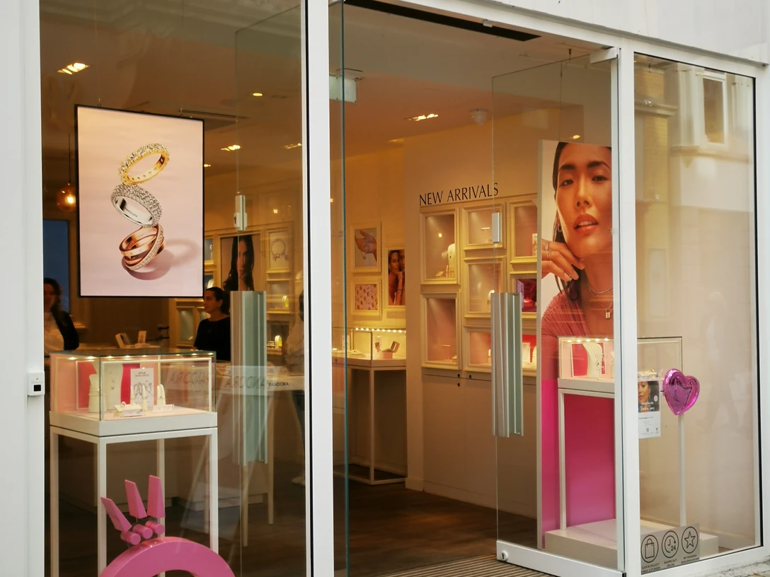 Pandora.jpg Das Bild zeigt den Eingangsbereich des Geschäfts Pandora