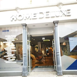 Das Bild zeigt den Eingangsbereich des Geschäfts Home Deluxe