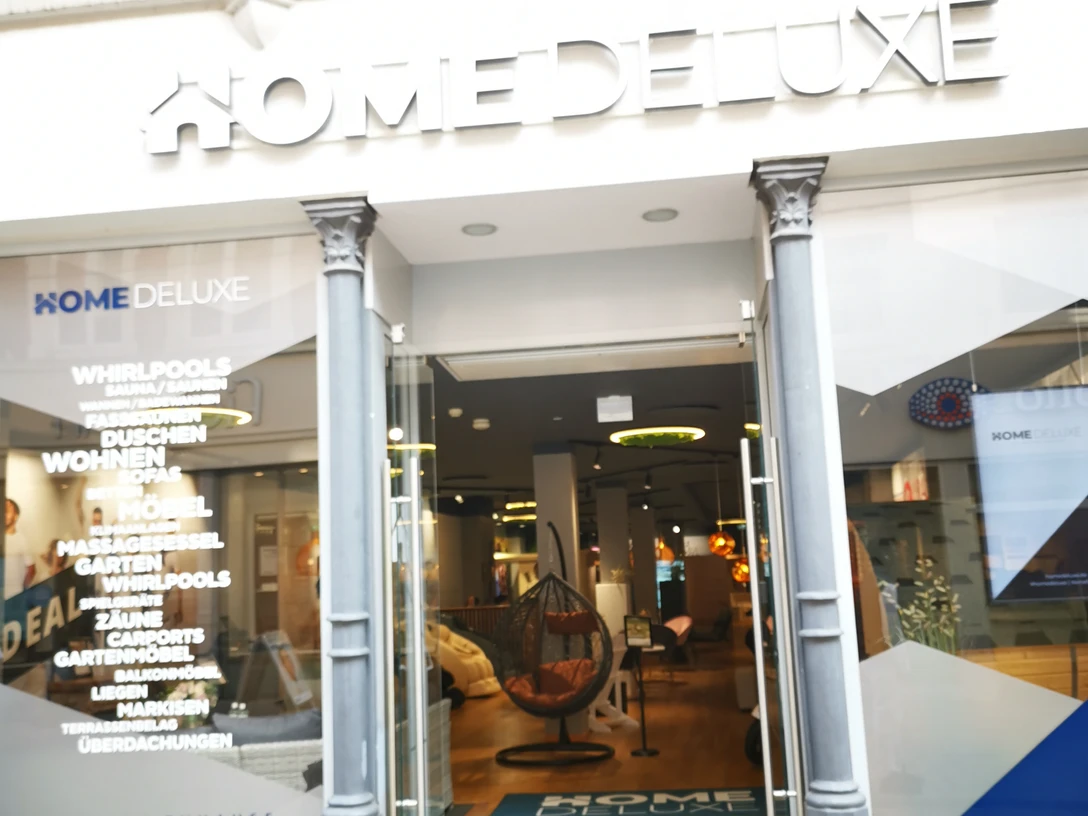 Das Bild zeigt den Eingangsbereich des Geschäfts Home Deluxe