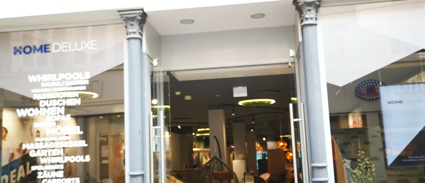 Home Deluxe.jpg Das Bild zeigt den Eingangsbereich des Geschäfts Home Deluxe
