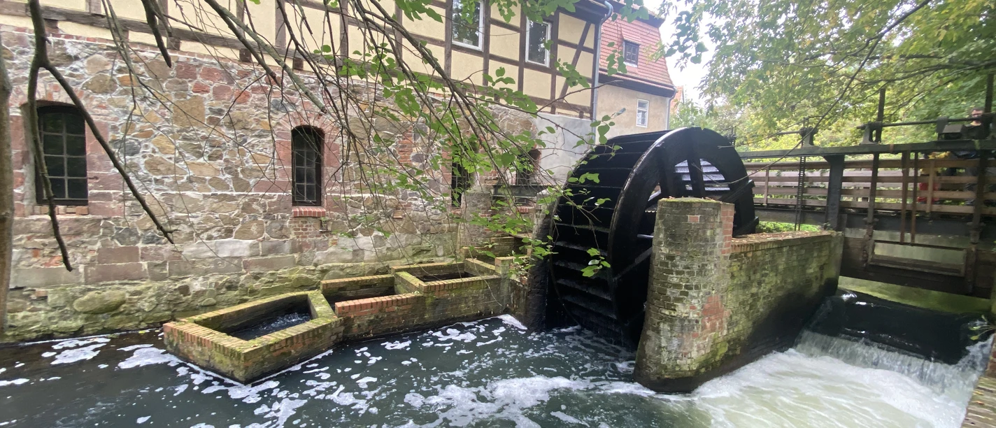 The oldest preserved watermill in Leipzig presents itself picturesquely in front of a half-timbered house.