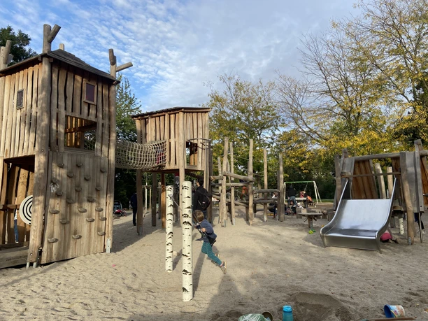 Aire de jeux nouvellement rénovée dans le quartier animé de Connewitz.