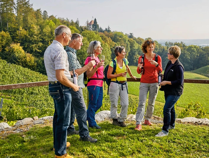 Gruppe bei einer Weindegustation bei Weinbau Kaiserspan
