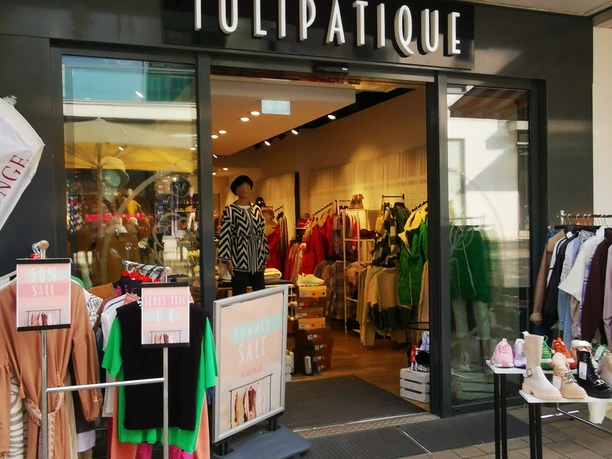 Das Bild zeigt den Eingangsbereich des Geschäftes.