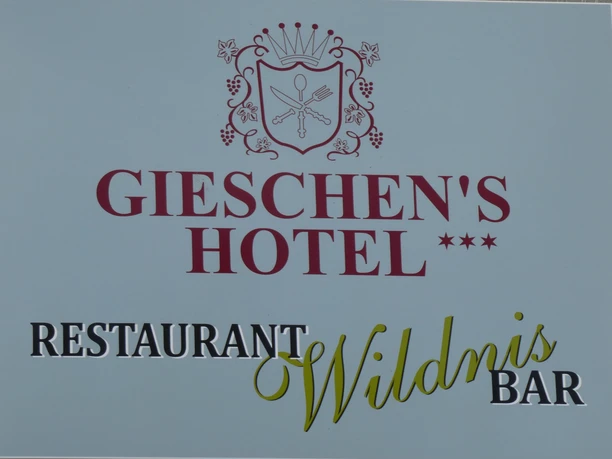 Gieschens Hotel_Restaurant Gieschen's Hotel Restaurant mit stilvollem Logo und Schriftzug in professionellem Design.