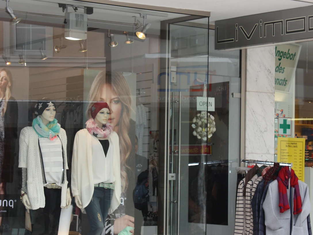 Das Bild zeigt den Eingangsbereich des Geschäfts Livimod