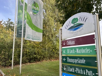 Golf Park Steinhuder Meer Golf Park Schild mit Hinweisen zu Clubhaus, Übungsgelände und drei verschiedenen Golfplätzen.Golf Park sign with information about the clubhouse, practice area and three different golf courses.Golf Park-skilt med information om klubhus, træningsområde og tre forskellige golfbaner.Golf Park bord met informatie over het clubhuis, de oefenbaan en drie verschillende golfbanen.