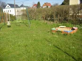 Schaukel und Sandkasten