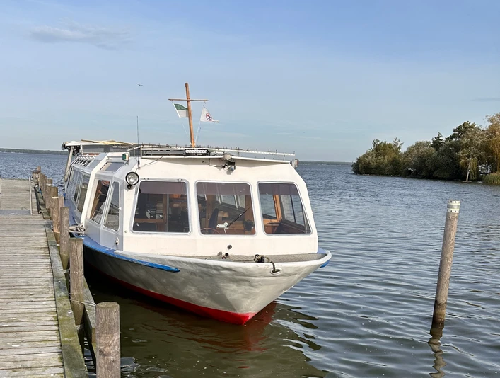 Fahrgastschiff Willkommen Fahrgastschiff an einem Steg im Wasser, ruhige Umgebung, leichter Wellengang unter blauem Himmel.Passenger ship on a jetty in the water, calm surroundings, light swell under a blue sky.Passagerskib på en mole i vandet, rolige omgivelser, lette dønninger under en blå himmel.Passagiersschip aan een steiger in het water, kalme omgeving, lichte deining onder een blauwe lucht.