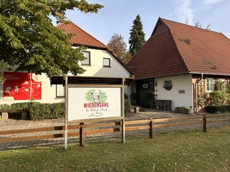 Wilhelm Busch Land Wiedensahl Wilhelm-Busch-Museum mit klassischen Giebeldächern, umgeben von Bäumen und klaren Herbsthimmel.