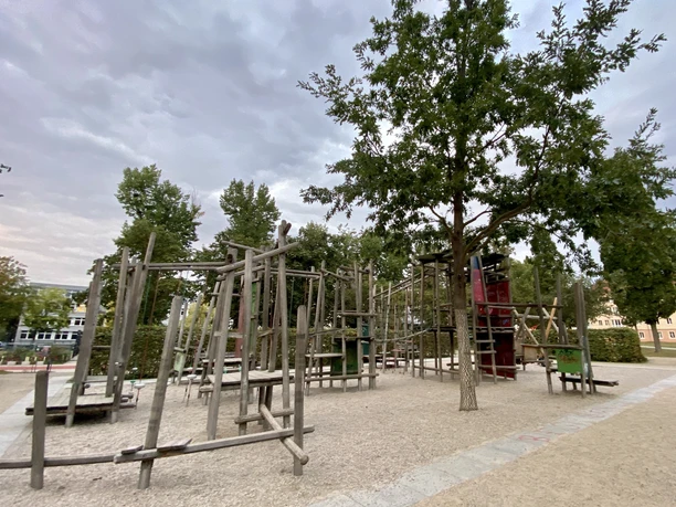 Otevřené dětské hřiště na náměstí Steinplatz v centru lipské čtvrti Südvortadt