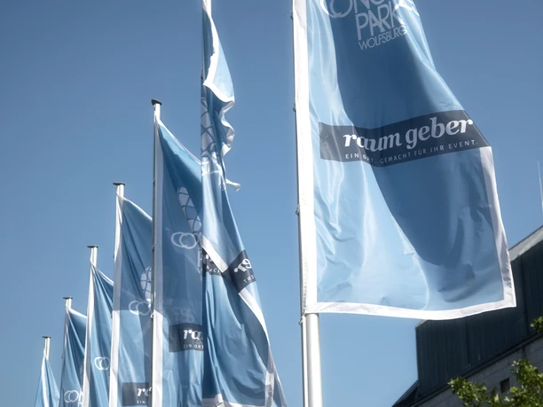 Außenansicht Fahnenmasten