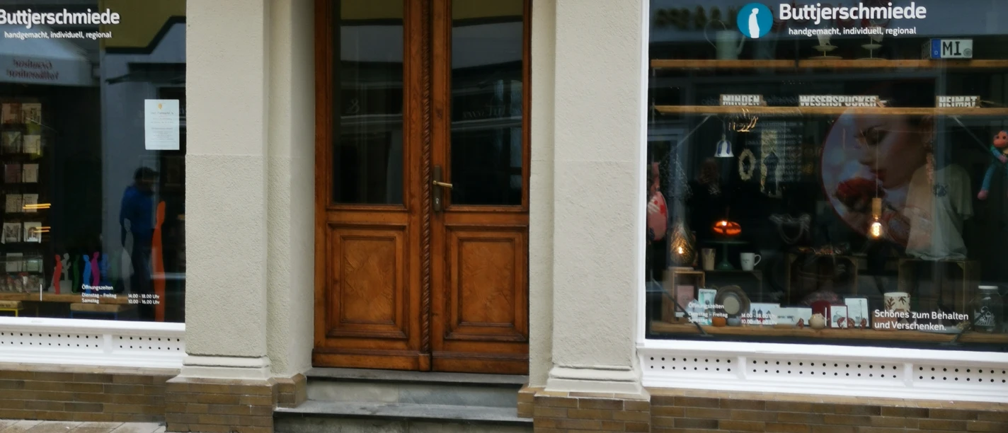 Das Bild zeigt den Eingangsbereich des Geschäfts Buttjerschmiede