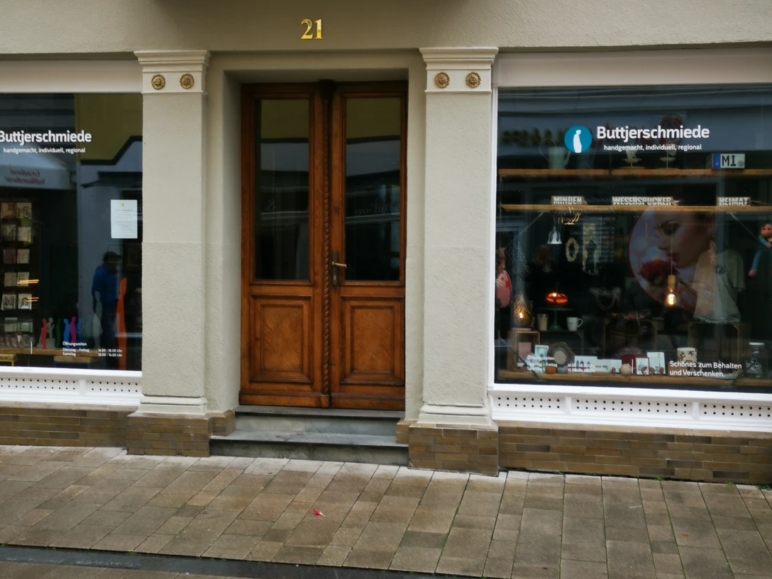 Buttjerschmiede.jpg Das Bild zeigt den Eingangsbereich des Geschäfts Buttjerschmiede
