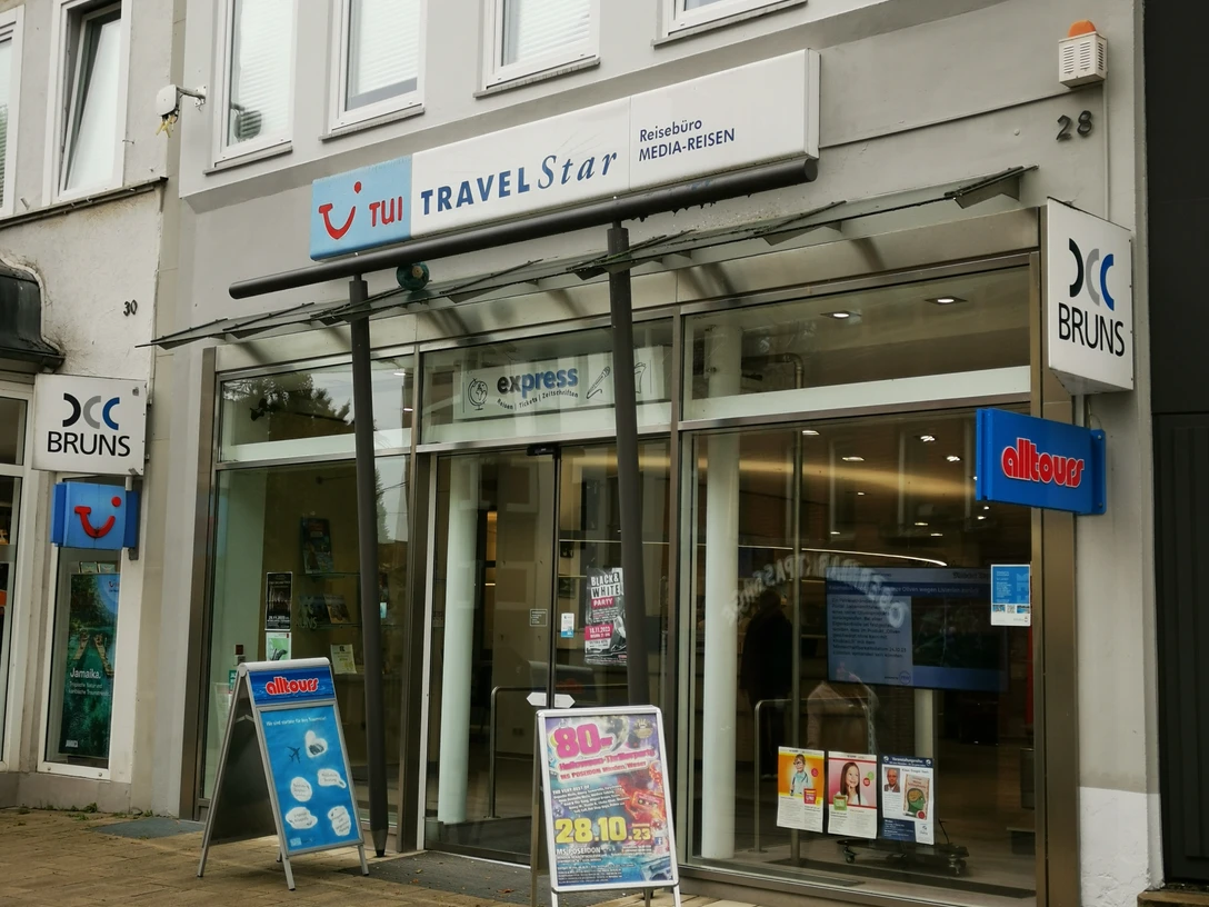 Das Bild zeigt den Eingangsbereich des Express-Ticketservice