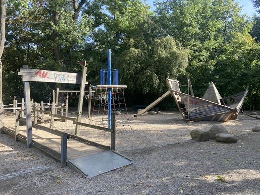 Spielplatz Auensee - Familienurlaub in Leipzig Maritim angehauchter Abenteuerspieplatz mit hölzernem Piratenschiff am Auensee.