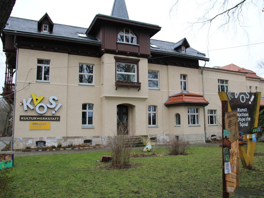 Kulturwerkstatt KAOS - Familienurlaub in Leipzig Die alte Villa inmitten des Stadtgarten Lindenau ist Heimat der Kulturwerkstatt KAOS.The old villa in the middle of Stadtgarten Lindenau is home to the KAOS cultural workshop.Ve staré vile v centru Stadtgarten Lindenau sídlí kulturní dílna KAOS.Stara willa w centrum Stadtgarten Lindenau jest siedzibą warsztatów kulturalnych KAOS.In de oude villa in het centrum van Stadtgarten Lindenau is de culturele werkplaats KAOS gevestigd.L'antica villa nel centro di Stadtgarten Lindenau ospita il laboratorio culturale KAOS.