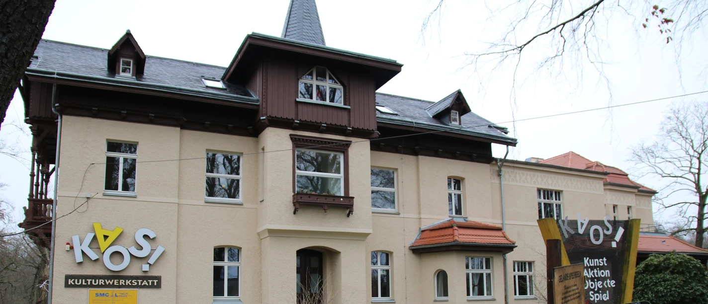 Kulturwerkstatt KAOS - Familienurlaub in Leipzig Die alte Villa inmitten des Stadtgarten Lindenau ist Heimat der Kulturwerkstatt KAOS.