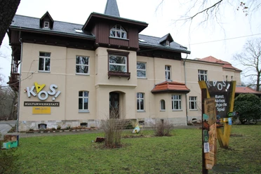 The old villa in the middle of Stadtgarten Lindenau is home to the KAOS cultural workshop.