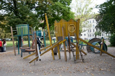 Spielplatz Corinthstraße - Familienzeit in Leipzig Offener Spielplatz an der Kreuzung Wilhelm-Plesse-Straße/Corinthstraße im Herzen von Gohlis