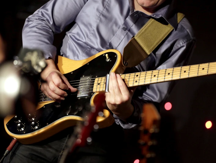 Lucerne Blues Festival Gitarrist am Lucerne Blues Festival Guitarist at the Lucerne Blues FestivalGuitariste au Lucerne Blues Festival
