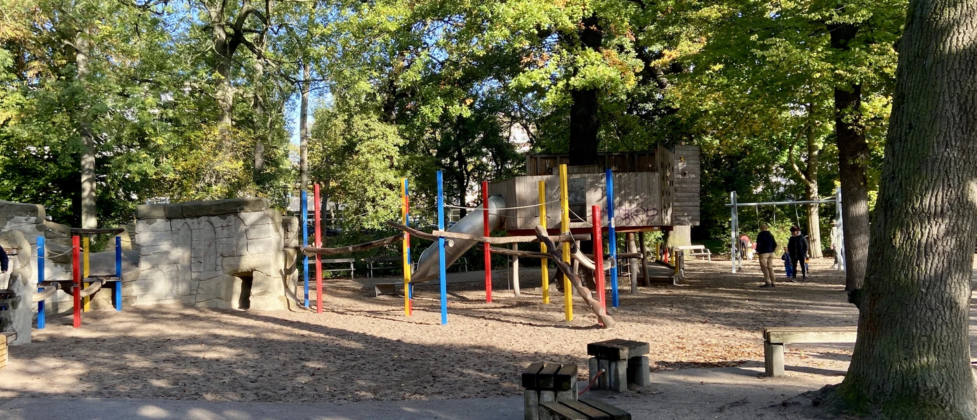 L'aire de jeux Rennbahnweg est un paradis de l'escalade et du jeu dans le parc Clara Zetkin de Leipzig.