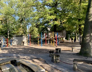Spielplatz Rennbahnweg - Familienurlaub in Leipzig Der Spielplatz Rennbahnweg ist ein Kletter-und Spielparadies im Leipziger Clara-Zetkin-Park