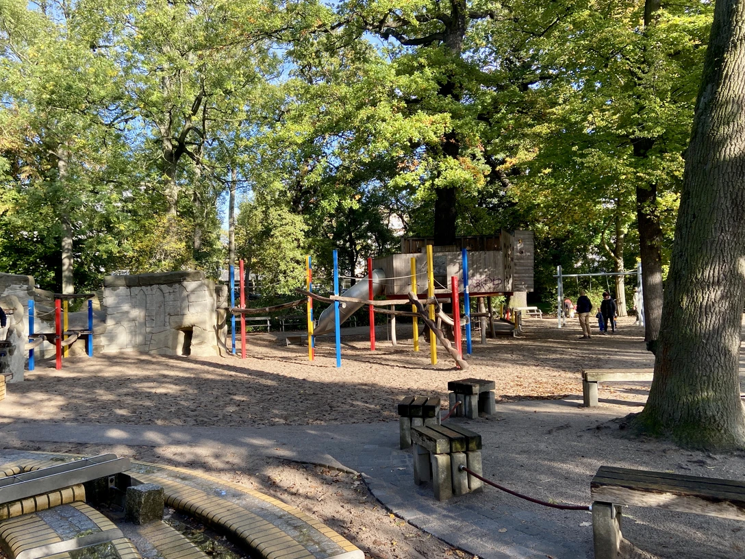 Spielplatz Rennbahnweg - Familienurlaub in Leipzig Der Spielplatz Rennbahnweg ist ein Kletter-und Spielparadies im Leipziger Clara-Zetkin-Park