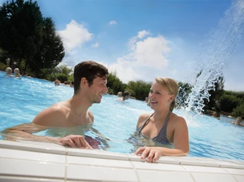 Saunalandschaft Panorama-Bad Freudenstadt Paar Aussenbecken Saunalandschaft Panorama-Bad Freudenstadt Paar Aussenbecken