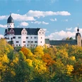 1969_Schloss Rochsburg_(c)_Manfred Lohse.jpg Schloss Rochsburg thront majestätisch über farbenfrohem Herbstwald, blauer Himmel im Hintergrund.Rochsburg Castle towers majestically over a colorful autumn forest, blue sky in the background.Hrad Rochsburg se majestátně tyčí nad barevným podzimním lesem, v pozadí modrá obloha.Zamek Rochsburg majestatycznie góruje nad kolorowym jesiennym lasem, w tle błękitne niebo.Kasteel Rochsburg torent majestueus uit boven een kleurrijk herfstbos, blauwe lucht op de achtergrond.Il castello di Rochsburg troneggia maestoso su una colorata foresta autunnale, con il cielo azzurro sullo sfondo.